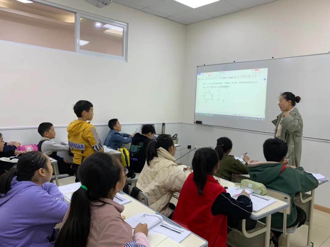 躬身倾听，静待花开，让学生在快乐中学习，在学习中成长